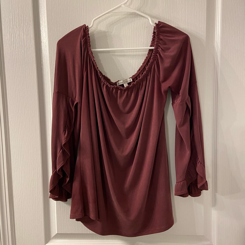 Women’s Trendy Top Off the Shoulder Top Size Medium Excellent Condition!